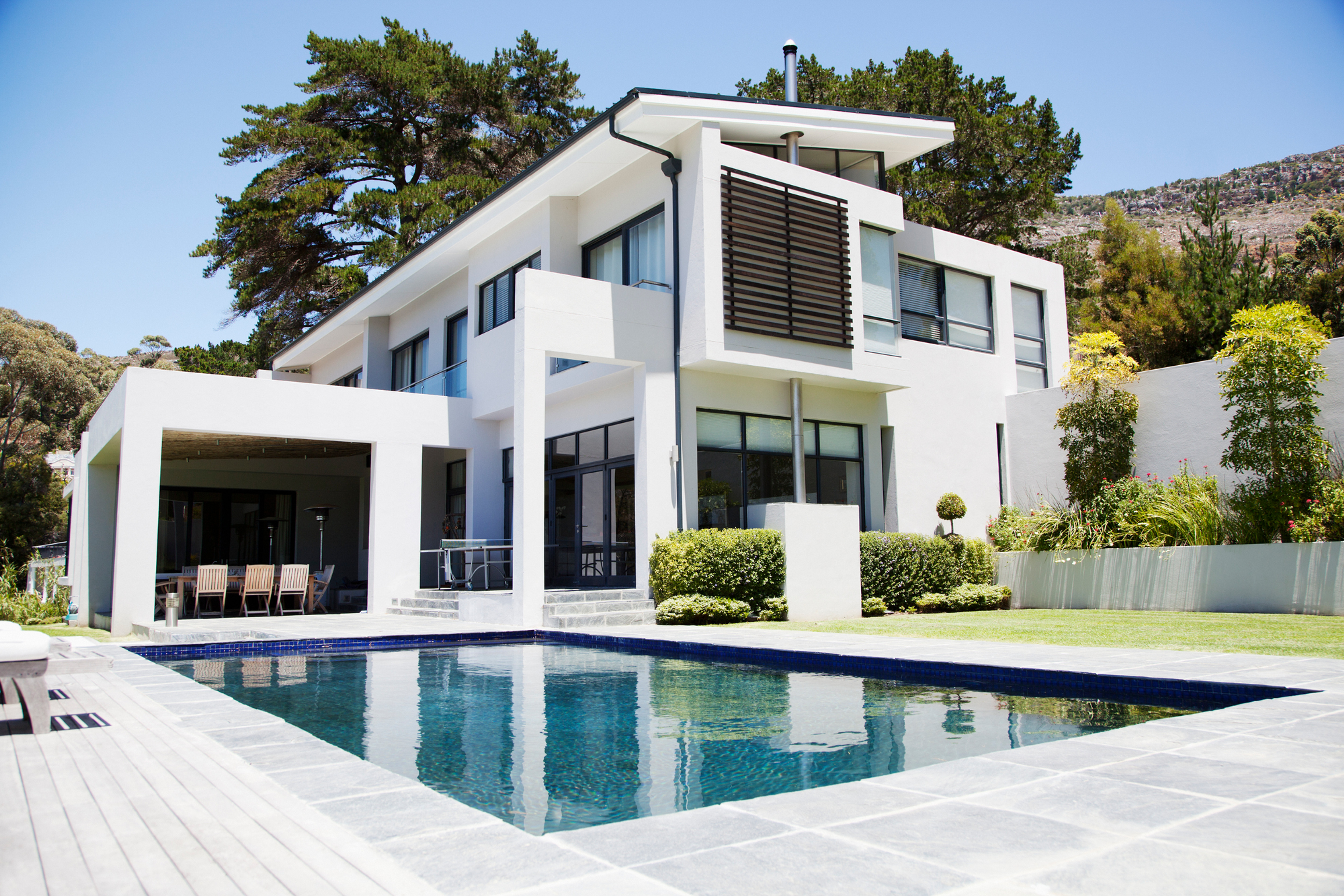 5 bedrooms 4 bathrooms house with a pool